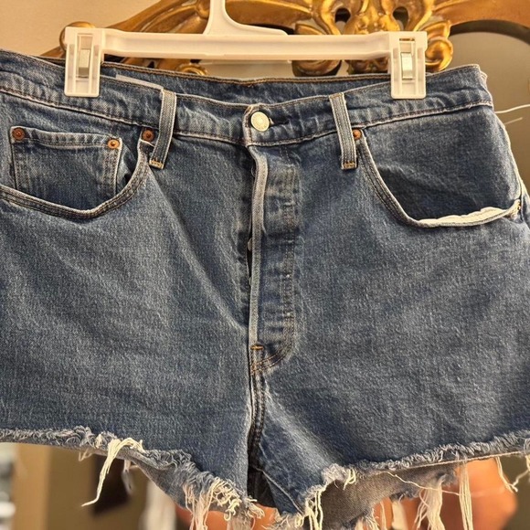 Pants - Levi's 501 shorts sz 32
